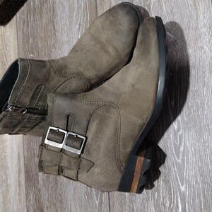 Sorel womens green suede zip ankle boots. Size 8